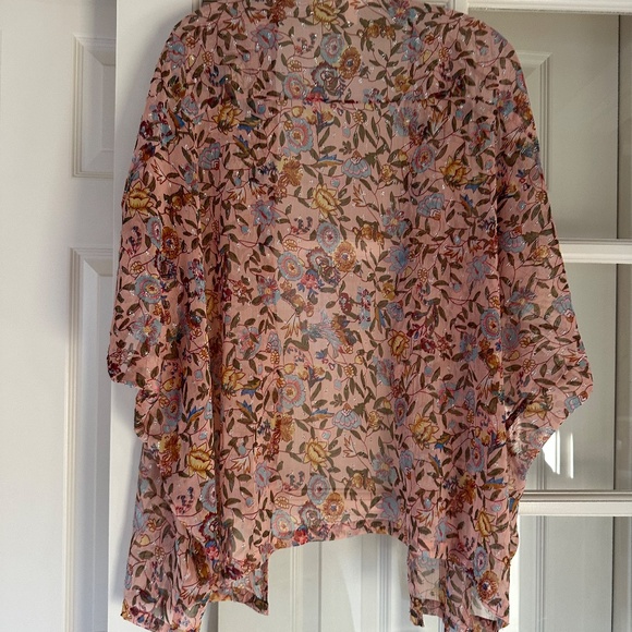 Beautiful, light, floral cover up - Picture 2 of 3